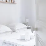 Bright Renovated In Center Of Old