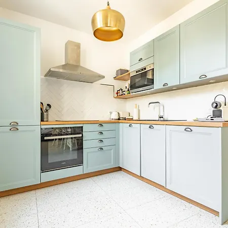 Bright Renovated In Center Of Old