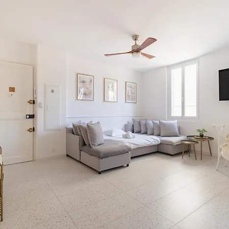 Bright Renovated In Center Of Old *