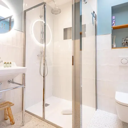 Bright Renovated In Center Of Old אנטיב